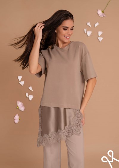 Bézs színű bő fazonú felső csipkés-szatén aljjal - Magenta Árkád