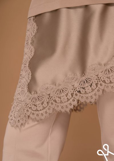 Bézs színű bő fazonú felső csipkés-szatén aljjal - Magenta Árkád