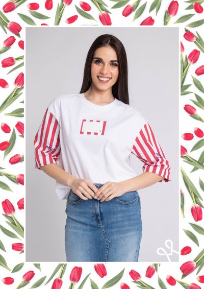 Magenta Árkád nyári póló – fehér, piros csíkos ujj, laza fazon