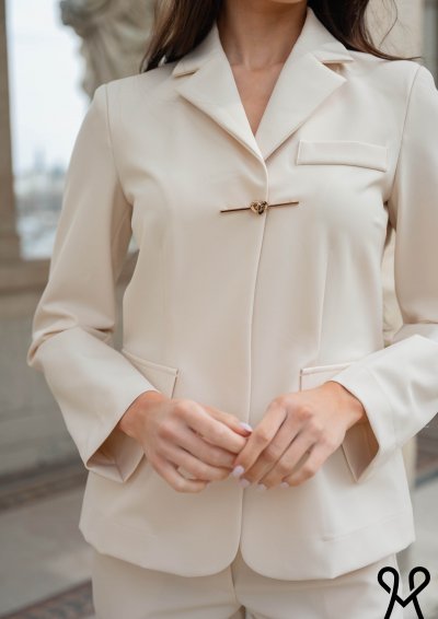 Magenta Árkád - Bézs karcsúsított női zakó arany csattal