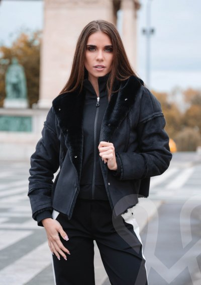 Magenta Árkád Fekete színű kapucnis műirha kiskabát 