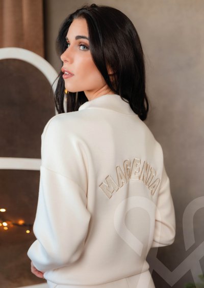 Magenta Árkád Vaj színű felső hátán hímzéssel