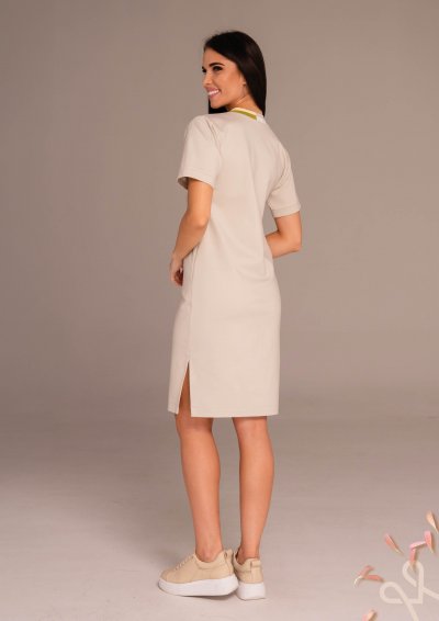 Világos bézs sportos női ruha V-nyakkal – Magenta Árkád