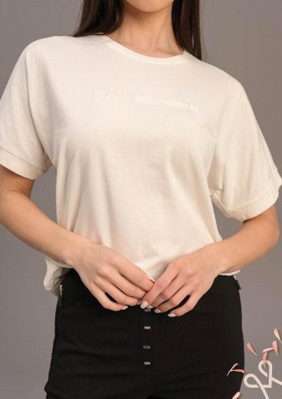 Vaj színű viszkóz póló hímzéssel – Magenta Árkád