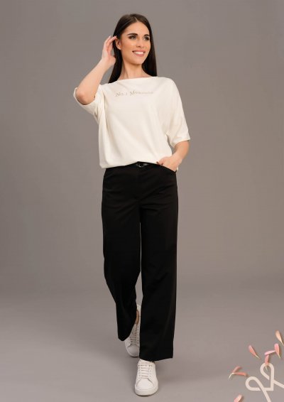 Fekete egyenes fazonú elasztikus puntó nadrág zsebekkel