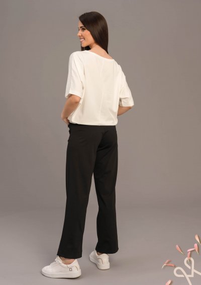 Fekete egyenes fazonú elasztikus puntó nadrág zsebekkel