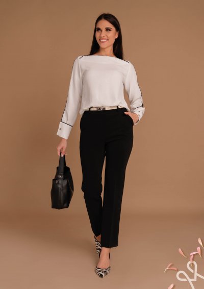 Vajszínű csónaknyakú felső fekete szegéllyel - Magenta Árkád 