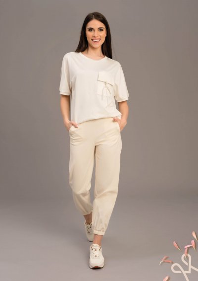 Vajszínű viszkóz női felső zsebdísszel – Magenta Árkád