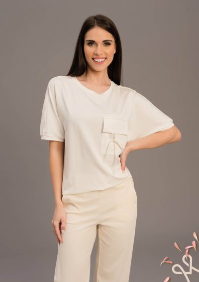 Vajszínű viszkóz női felső zsebdísszel – Magenta Árkád